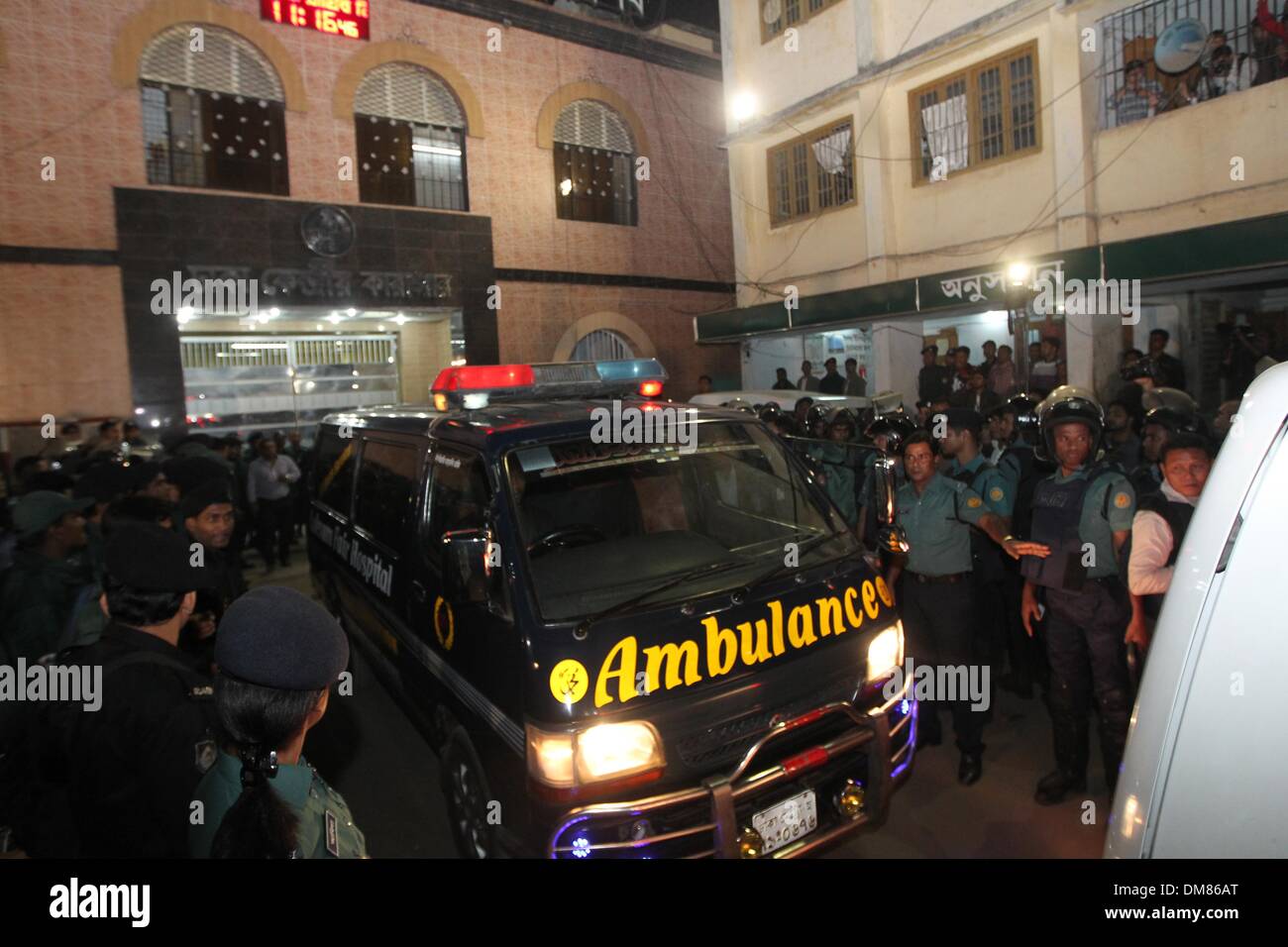 Dhaka, Bangladesh. Dec 12, 2013. Une ambulance transportant le corps de Abdul Quader Molla a quitté la prison centrale de Dhaka après son exécution pour crimes de guerre Jamaat Abdul Quader Mollah chef a finalement dû payer pour ces actes de sauvagerie à sang froid, comme il marchait la potence à 10:01pm dans la toute première exécution dans un cas de crimes de guerre le 12 décembre 2013. La pendaison de Mollah, 65 ans, qui a gagné le surnom Mirpurer Koshai (boucher de Mirpur) pour son rôle sinistre pendant la guerre de libération, constitue un tournant dans la nation. Credit : ZUMA Press, Inc./Alamy Live News Banque D'Images