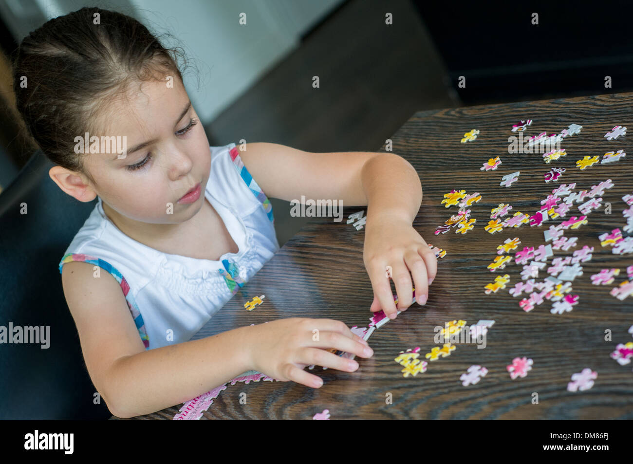 Enfant et puzzle Banque D'Images