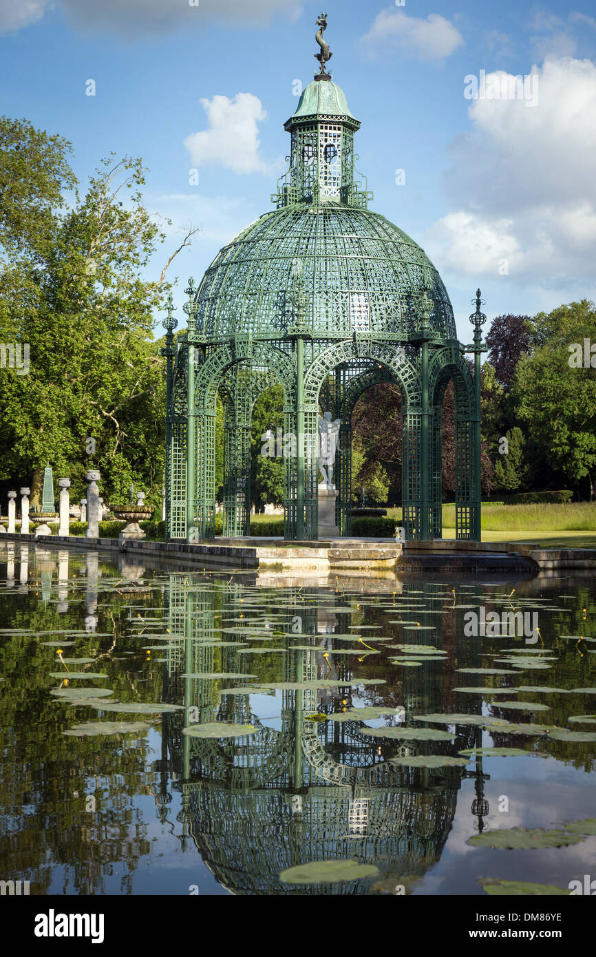 Île de l'amour tenant la statue d'EROS, jardin anglais conçu en 1819 lors de la restauration, de l'IMMOBILIER FRANÇAIS LE CHÂTEAU DE CHANTILLY, OISE (60), FRANCE Banque D'Images