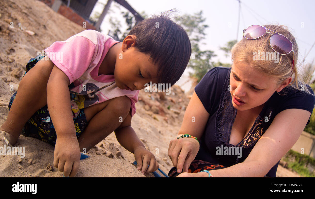 Travailleur de l'aide et de l'enfant enseignant Phnom Penh Cambodge Asie du sud-est Banque D'Images
