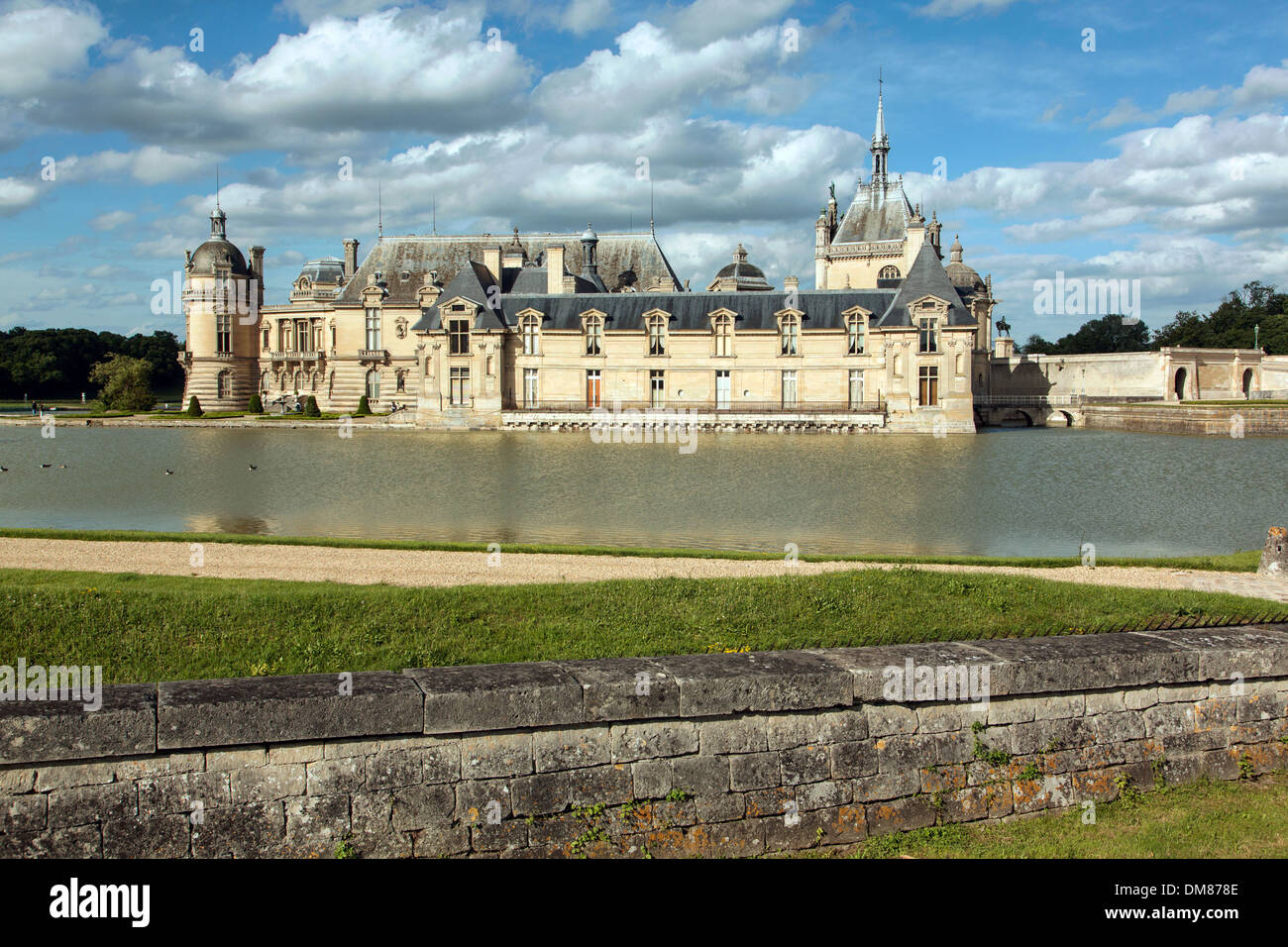 Vue générale du château de Chantilly et ses douves, OISE (60), FRANCE Banque D'Images
