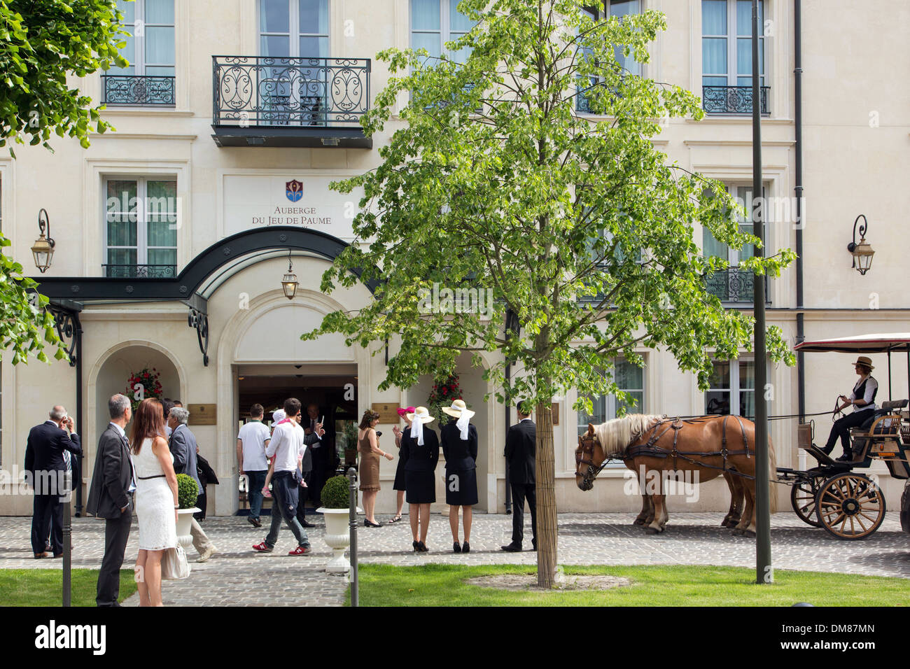 AUBERGE DU JEU DE PAUME, HÔTEL DE LUXE ET RESTAURANT GASTRONOMIQUE SITUÉ EN FACE DE LA GRANDE ÉQUITATION AVEC VUE SUR LES JARDINS DANS LE PARC DU CHÂTEAU, propriété du prince Karim Aga Khan, DE LA SUCCESSION DU CHÂTEAU DE CHANTILLY, OISE (60), FRANCE Banque D'Images