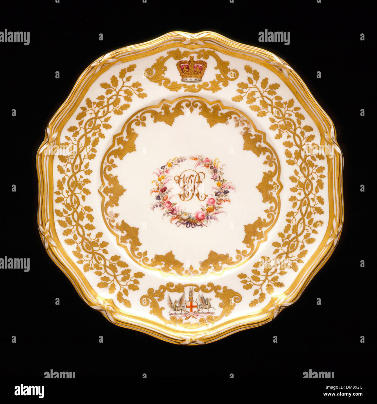 Cette assiette décorative représente le monogramme de la reine Victoria, qui a régné de 1837 à 1901. Il reflète l'artisanat et l'esthétique du design de l'époque victorienne, communément vu dans les articles ménagers britanniques au cours de cette période. Banque D'Images