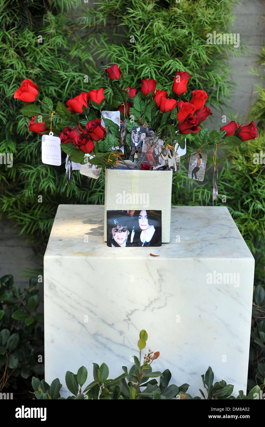 Fans visiter la tombe de Michael Jackson au cimetière de Forest Lawn sur ce qui aurait été son