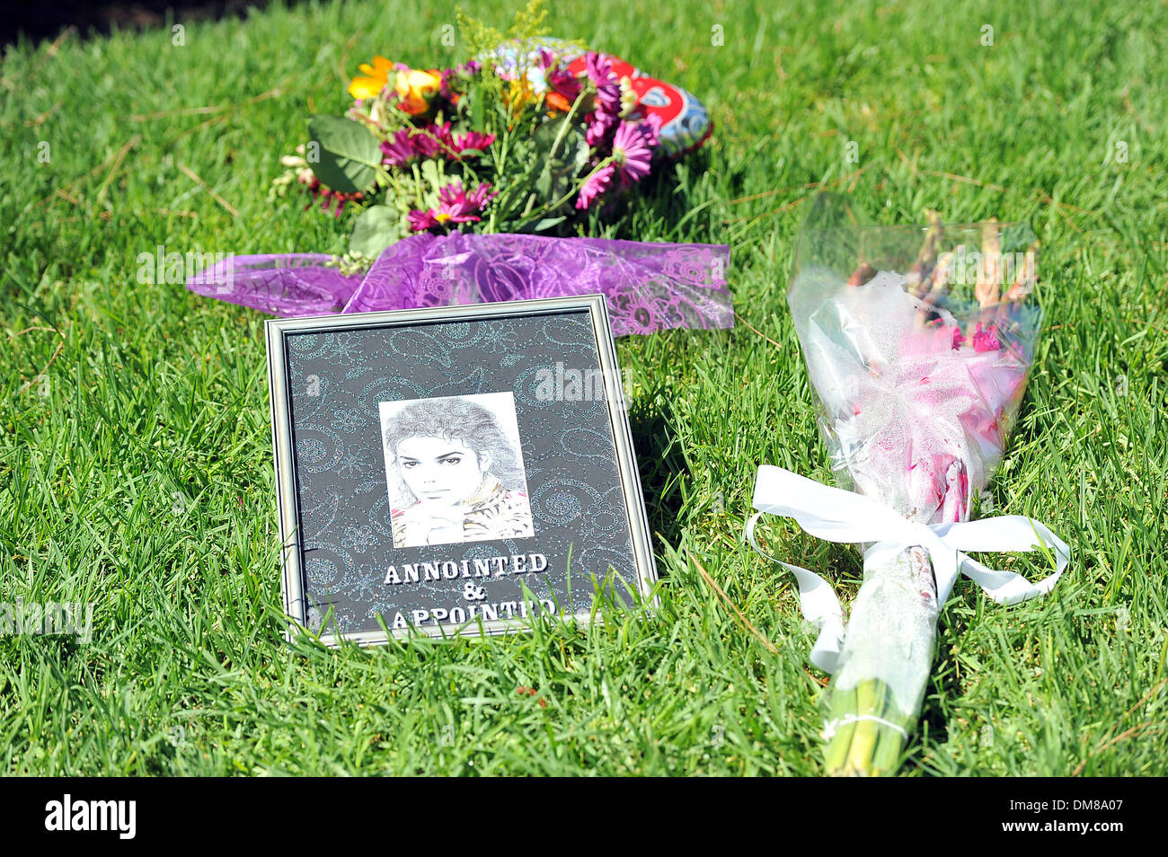 Fans visiter la tombe de Michael Jackson au cimetière de Forest Lawn sur ce qui aurait été son