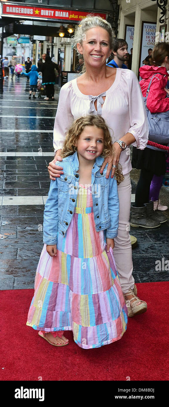 Lucy Benjamin au Apollo Theatre pour Nickelodeon's Dora Explorer - Arrivées London England - 29.08.12 Banque D'Images