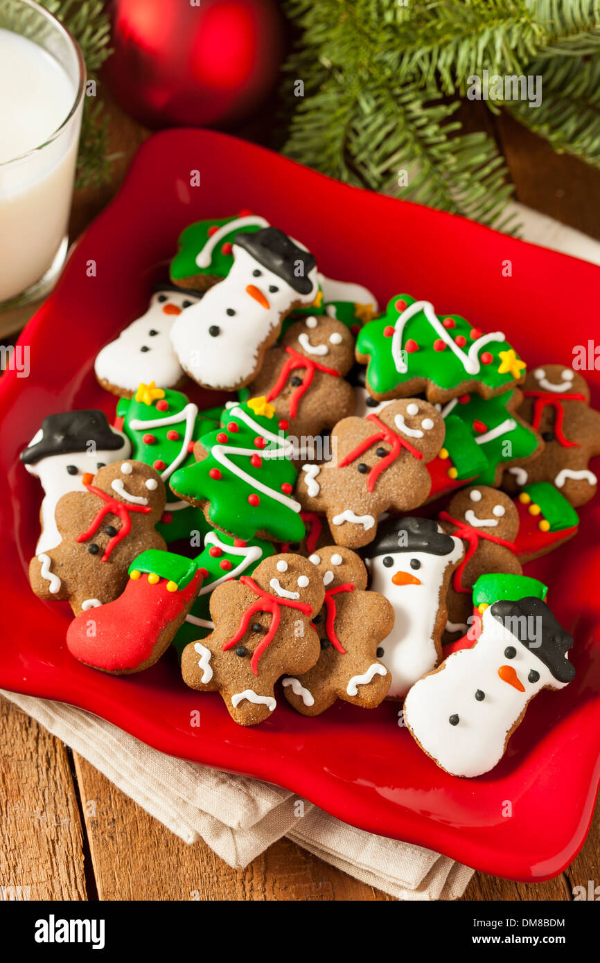 Gingerbread Cookies de Noël glacé traditionnel avec des arbres et des bonhommes de neige Banque D'Images