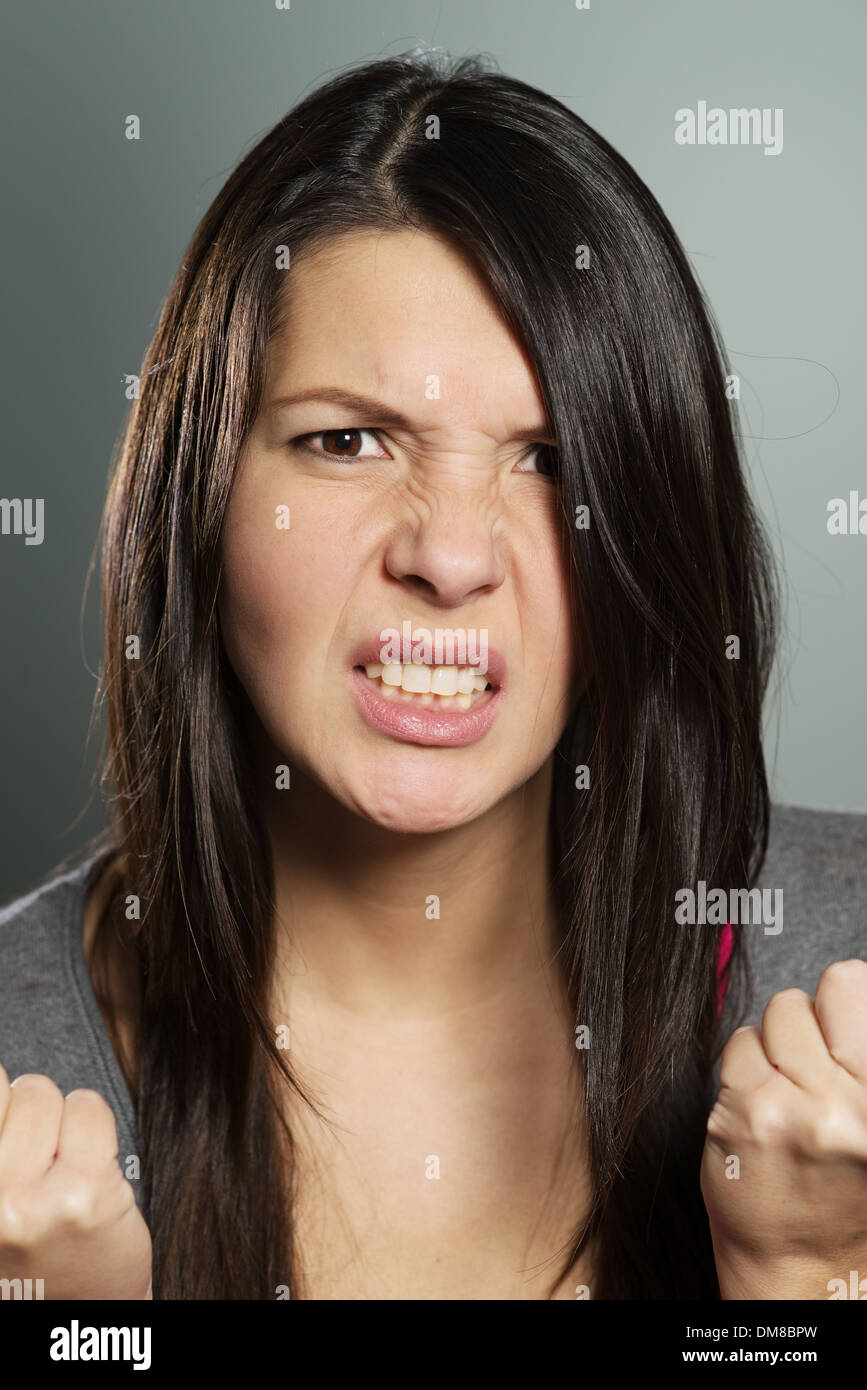 Jeune femme avec une expression horrifiée Banque D'Images