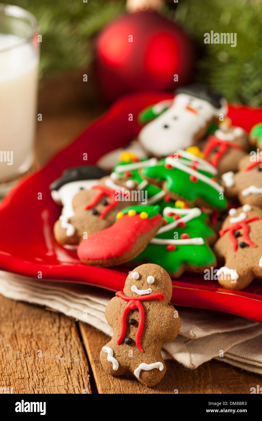 Gingerbread Cookies de Noël glacé traditionnel avec des arbres et des bonhommes de neige Banque D'Images