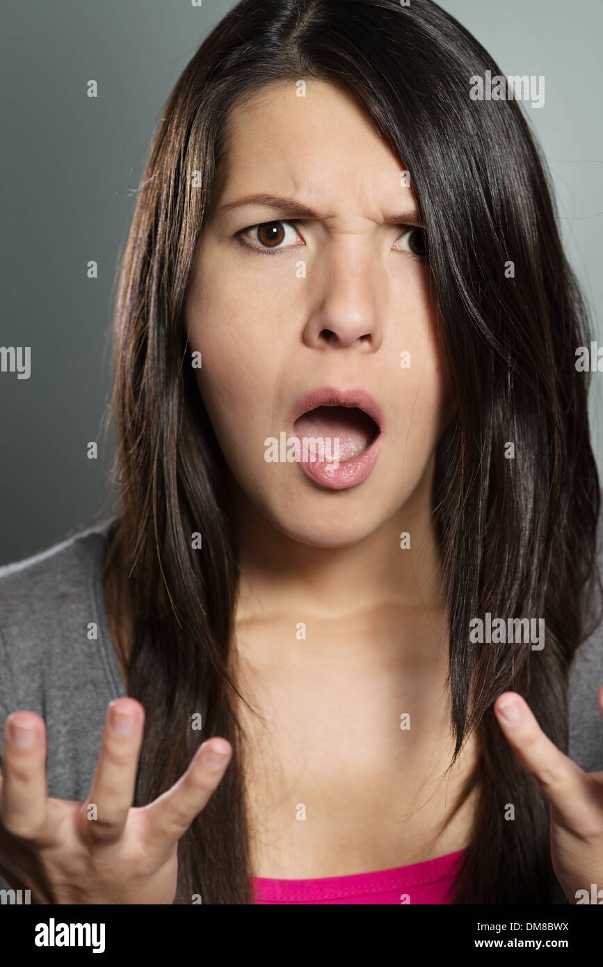 Jeune femme avec une expression horrifiée Banque D'Images