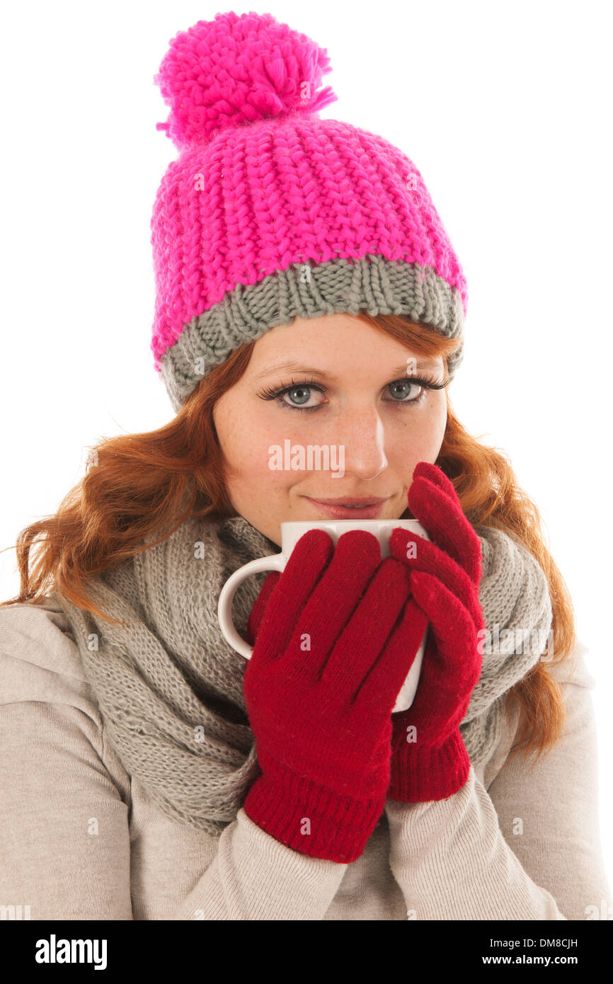 Portrait femme rose avec bonnet, écharpe et gants avec mug potable Photo  Stock - Alamy