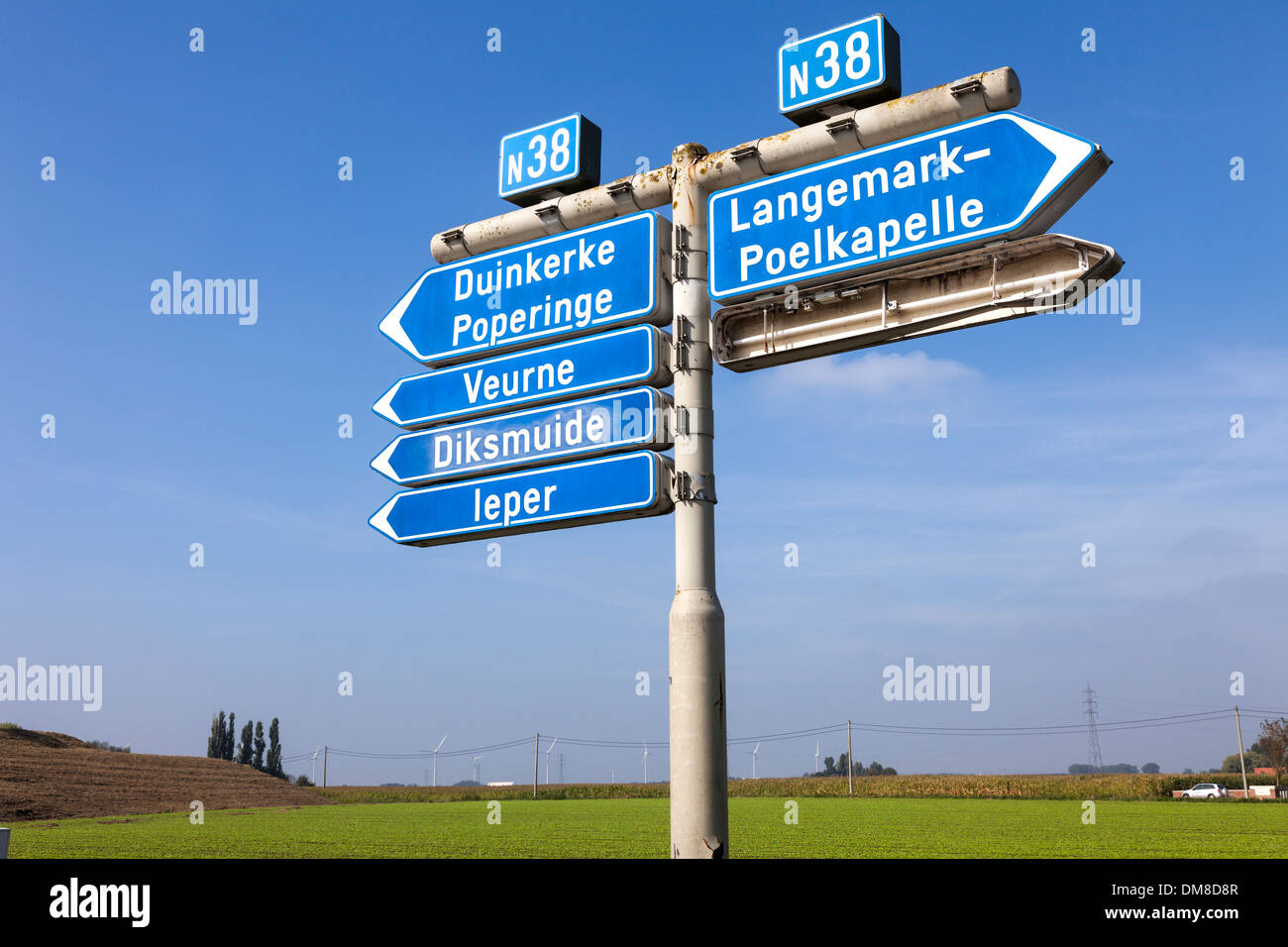 Des panneaux de direction de la route près d'Ypres, Belgique Banque D'Images