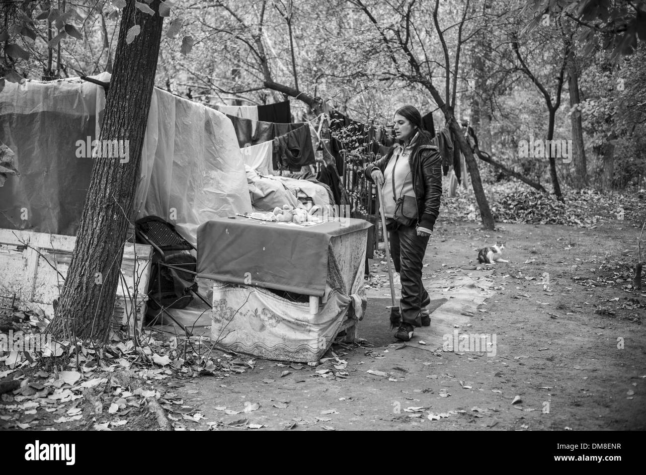 Bucarest, Roumanie. 22 nov., 2013. Nicoletta, 32 ans et enceinte de son troisième enfant, vit avec son petit ami dans un campement près de la gare de la ville. Bien que ses deux premiers enfants sont dans des institutions d'état, elle dit qu'elle est l'espoir de garder ce bébé. Mais les services sociaux normalement prendre possession des bébés nés de femmes toxicomanes et sans-abri, de les placer dans des familles d'accueil ou des institutions.Photo : Jodi Hilton/NurPhoto NurPhoto © Jodi Hilton//ZUMAPRESS.com/Alamy Live News Banque D'Images