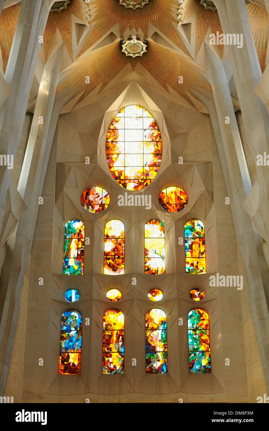 Intérieur de la Sagrada Familia Temple par Antoni Gaudi. Barcelone, Espagne. Banque D'Images