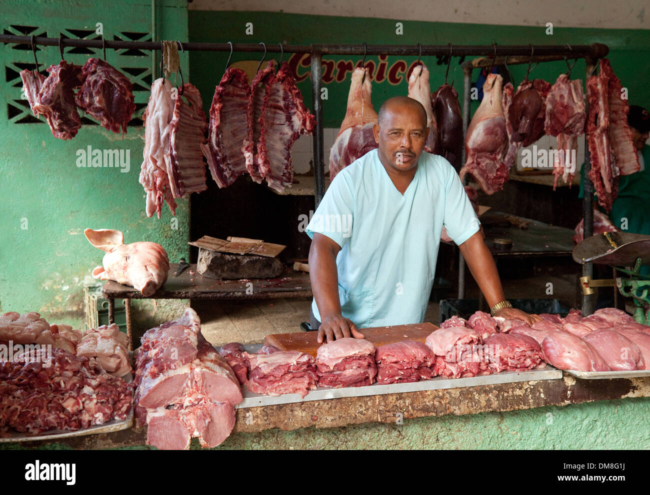 Un boucher avec son échoppe de viande, Cienfuegos, Cuba marché couvert, des Caraïbes, d'Amérique latine Banque D'Images