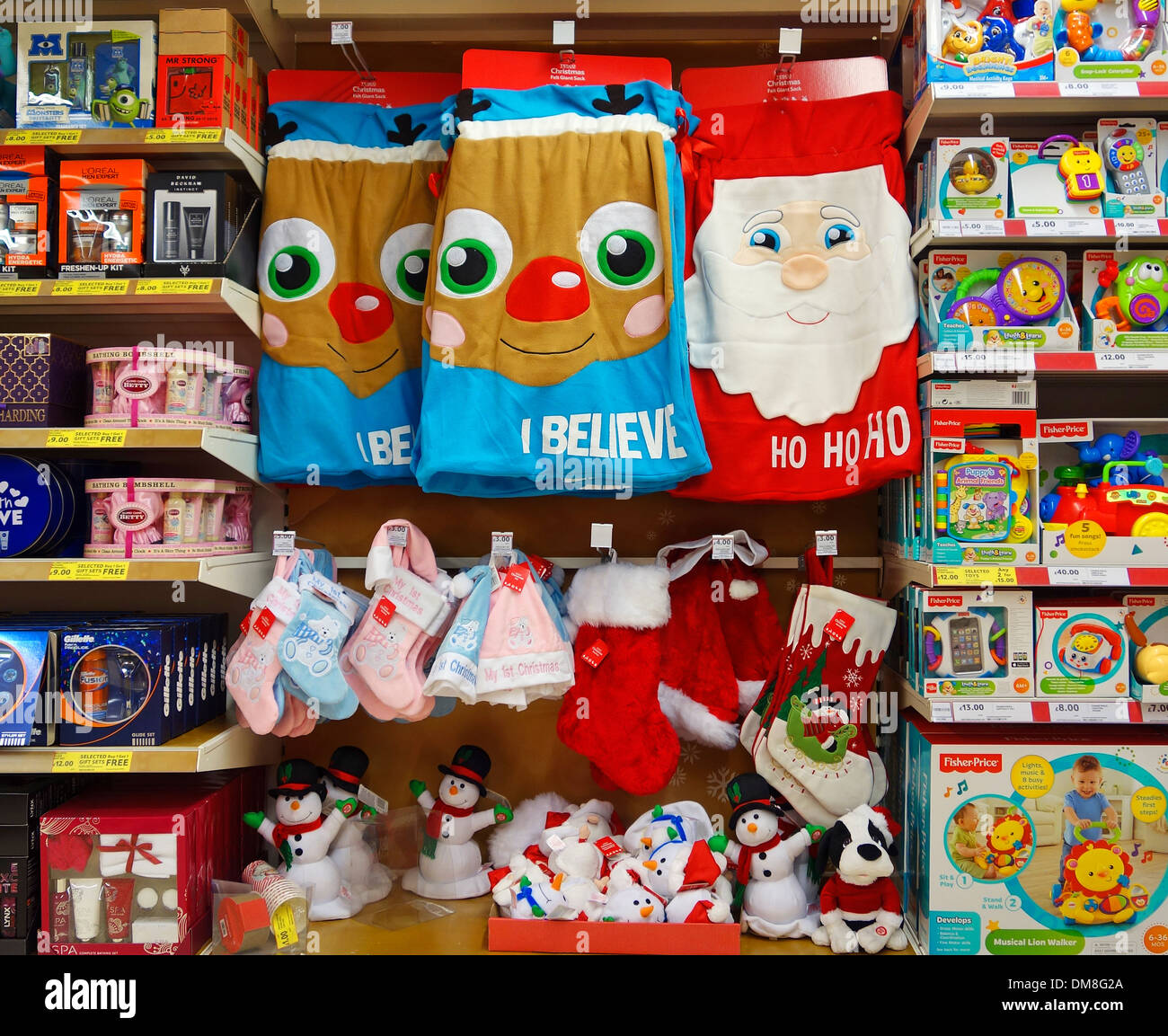 Cadeaux de Noël dans un supermarché au Royaume-Uni Banque D'Images