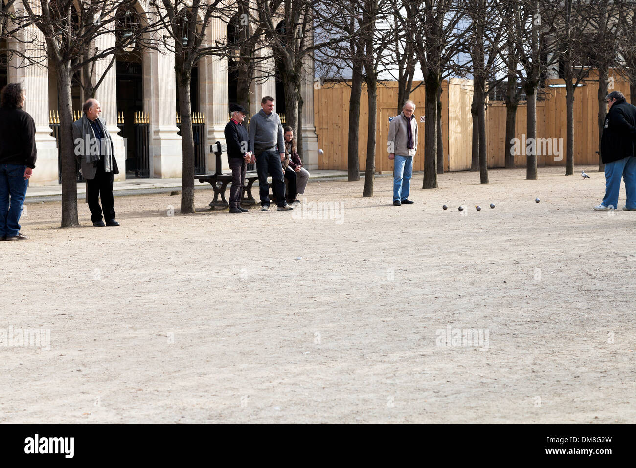 Les joueurs de pétanque dans les jardins du Palais-Royal Banque D'Images
