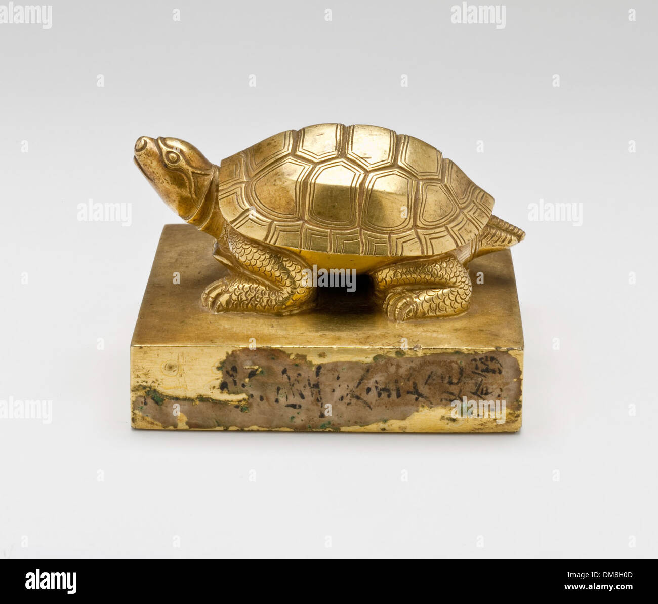 Ce sceau royal comporte un bouton en forme de tortue, objet ancien et symbolique représentant l'autorité et la gouvernance. Faisant partie des collections d'art islamique et antique, cet artefact est un exemple de l'artisanat complexe utilisé dans les sceaux historiques et les symboles du pouvoir. Banque D'Images