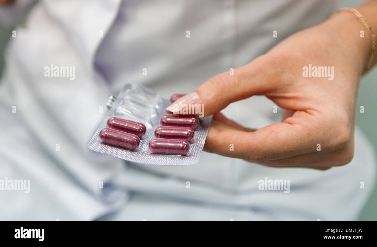 Blister a commencé avec des capsules dans les mains d'une femme médecin Banque D'Images