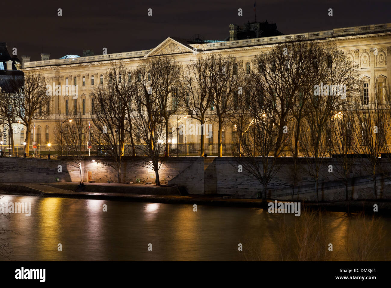 Quai du Louvre à Paris la nuit Banque D'Images