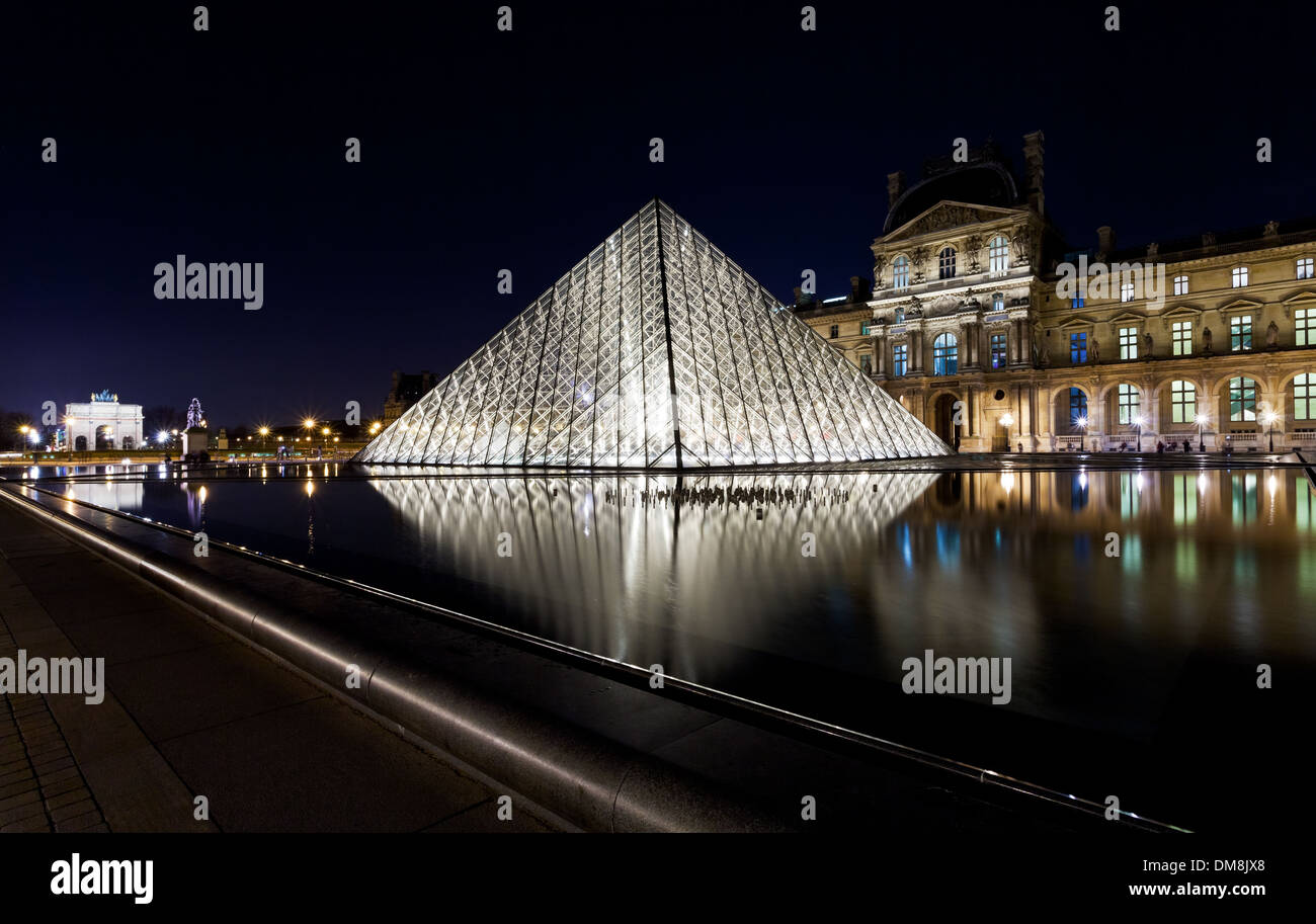 Le palais du Louvre et de la pyramide, Paris la nuit Banque D'Images