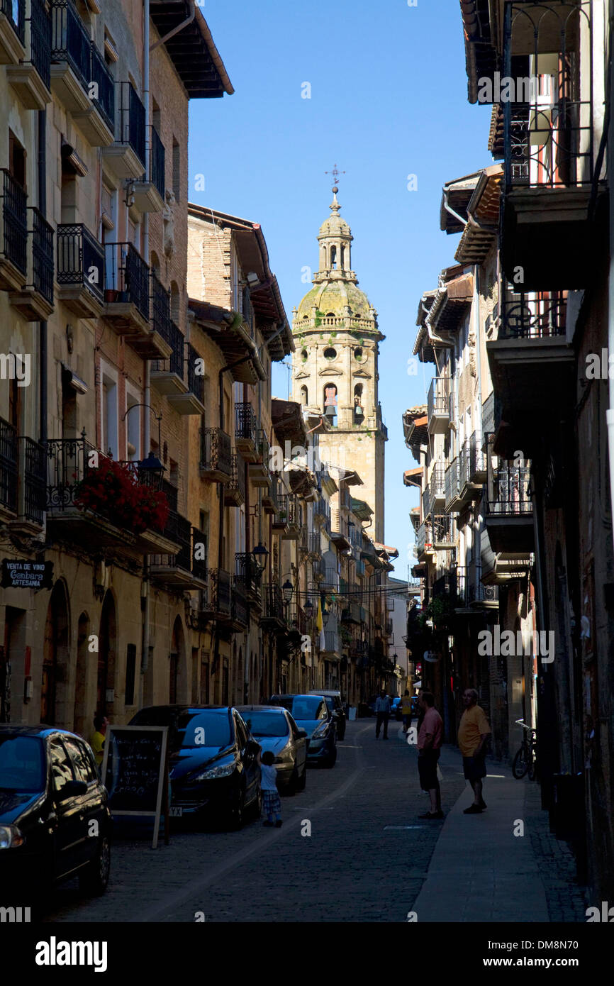 Tour de l'église de Santiago el Mayor à Puente La Reina une ville basque sur le Chemin de Saint-Jacques de Compostelle pèlerinage, Navarra, Espagne. Banque D'Images