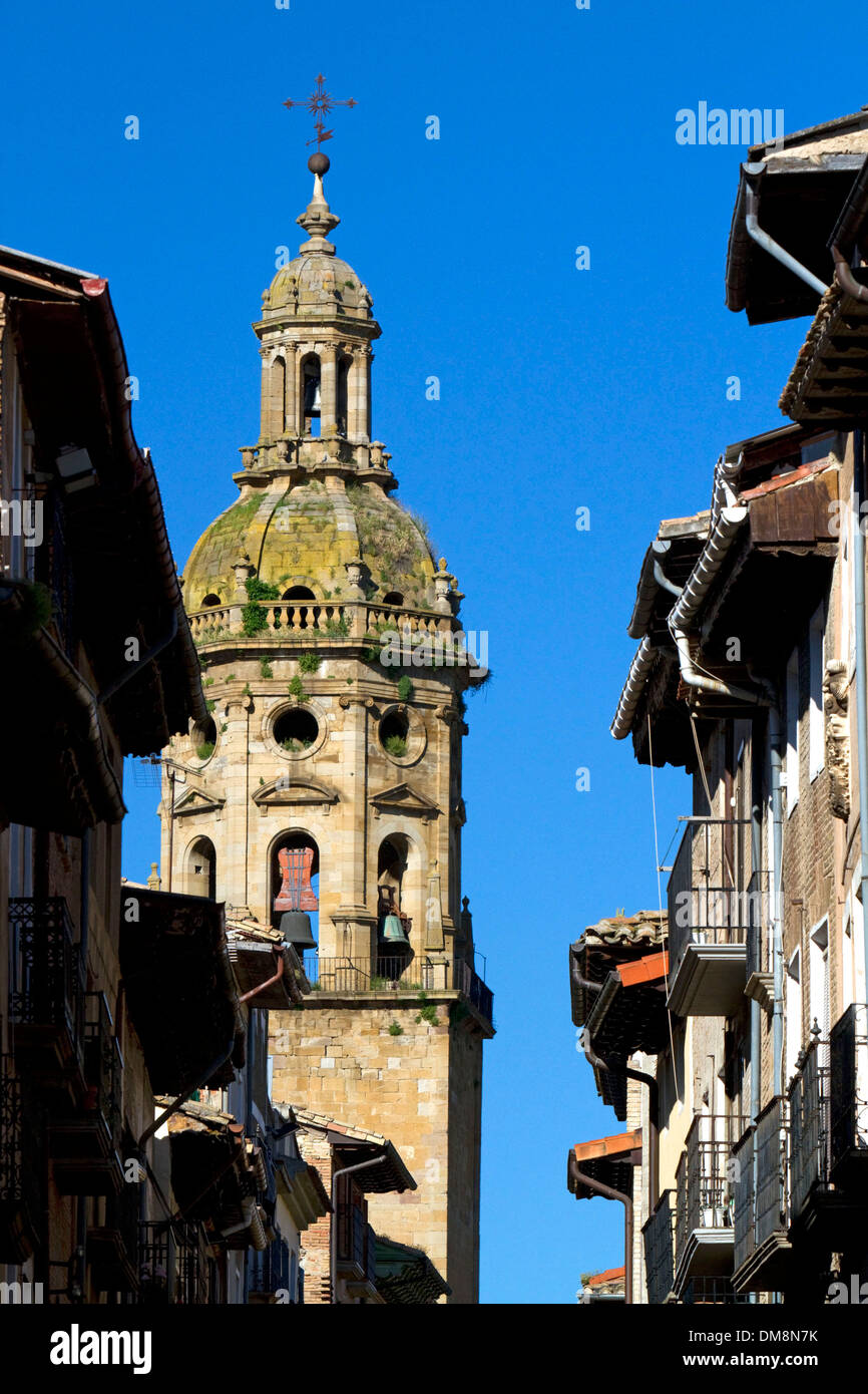 Tour de l'église de Santiago el Mayor à Puente La Reina une ville basque sur le Chemin de Saint-Jacques de Compostelle pèlerinage, Navarra, Espagne. Banque D'Images