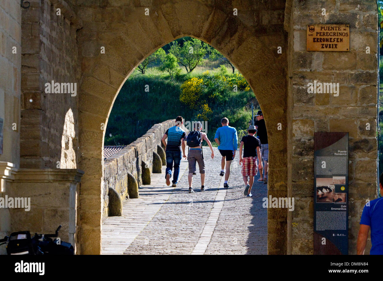 Six-arquée pont romain enjambant la rivière Arga sur le Chemin de Saint-Jacques de Compostelle à Puente la Reina, en Navarre, Espagne. Banque D'Images