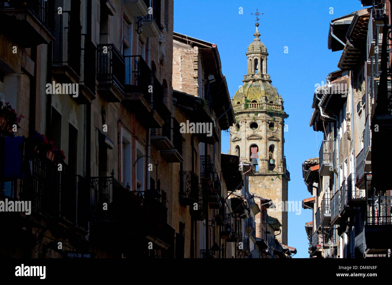 Tour de l'église de Santiago el Mayor à Puente La Reina une ville basque sur le Chemin de Saint-Jacques de Compostelle pèlerinage, Navarra, Espagne. Banque D'Images