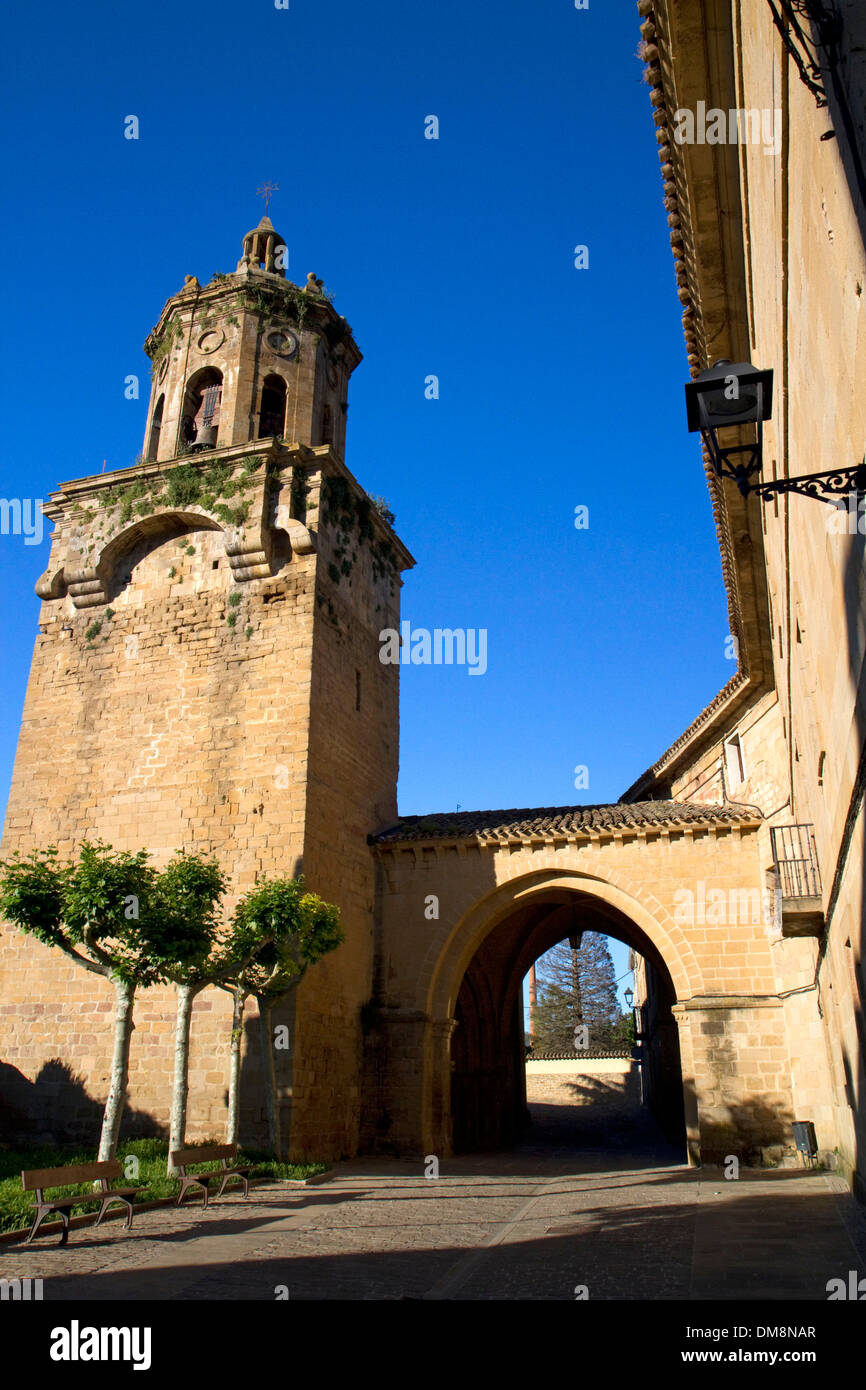 Tour de l'église de Santiago el Mayor à Puente La Reina une ville basque sur le Chemin de Saint-Jacques de Compostelle pèlerinage, Navarra, Espagne. Banque D'Images