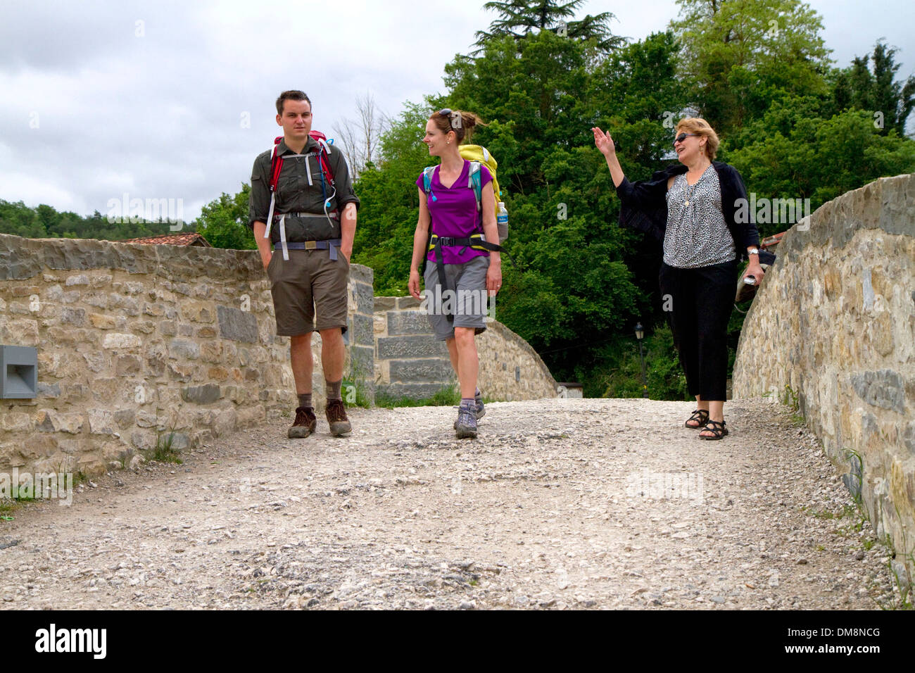 Les pèlerins d'aujourd'hui promenade le long du Camino de Santiago, le Chemin de Saint-Jacques de Compostelle, Navarra, Espagne. Banque D'Images