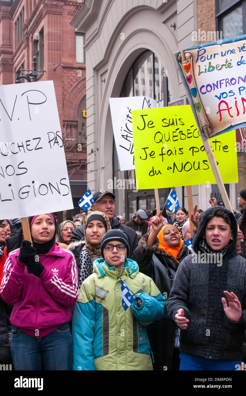 Manifestation contre le nouveau projet de charte des valeurs à Montréal Canada - Le tableau interdit les signes religieux dans la fonction publique Banque D'Images