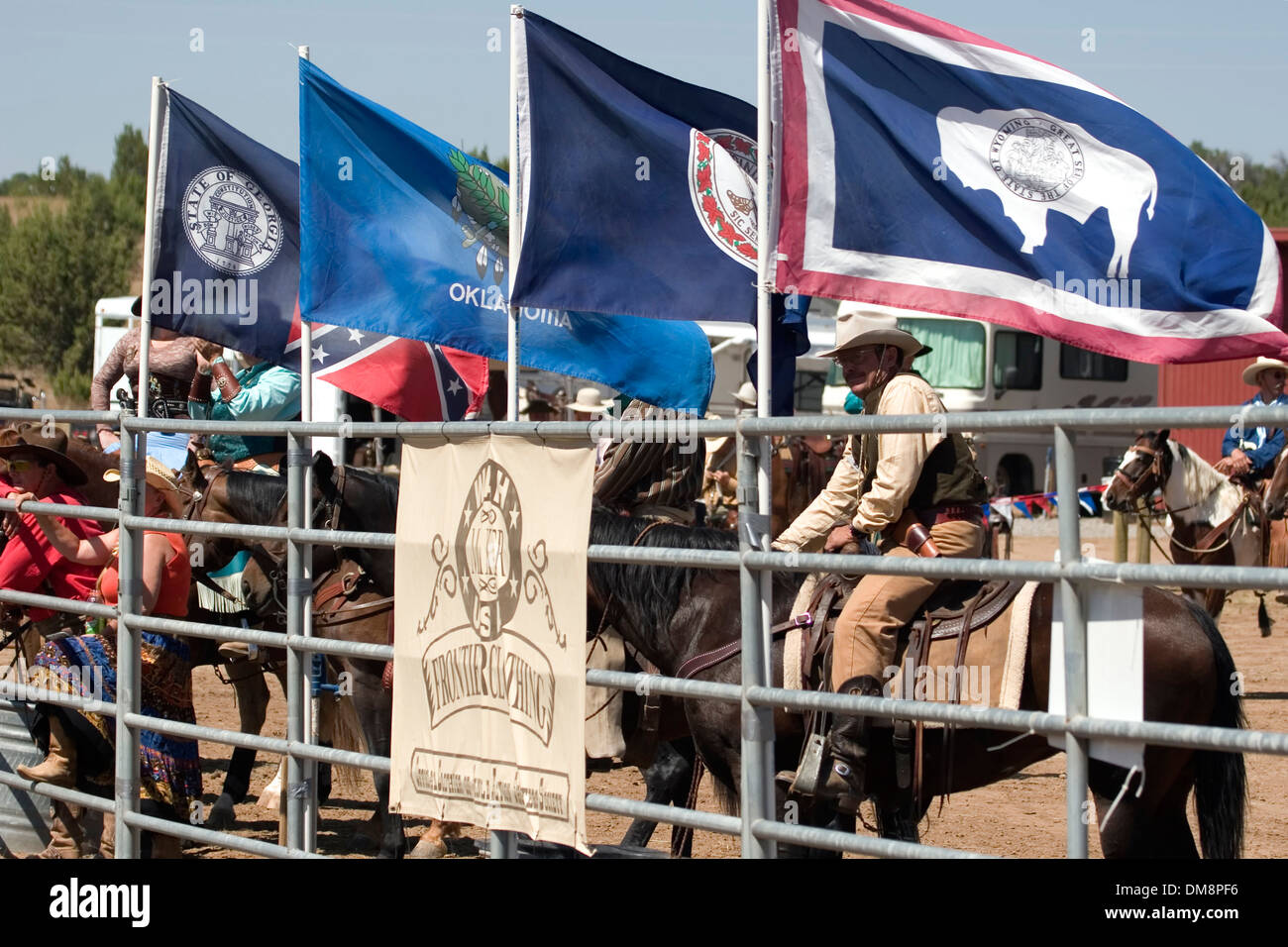 Les spectateurs et les drapeaux, montée d'une compétition de tir, fin du sentier du Jubilé de l'Ouest sauvage, Edgewood, Nouveau Mexique USA Banque D'Images