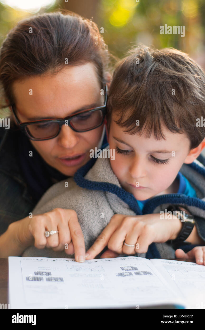 Avec l'enfant lecture adultes Banque D'Images
