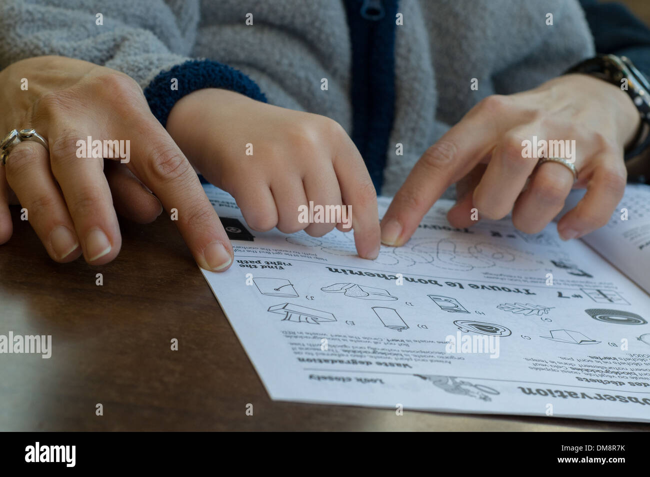 Avec l'enfant lecture adultes Banque D'Images