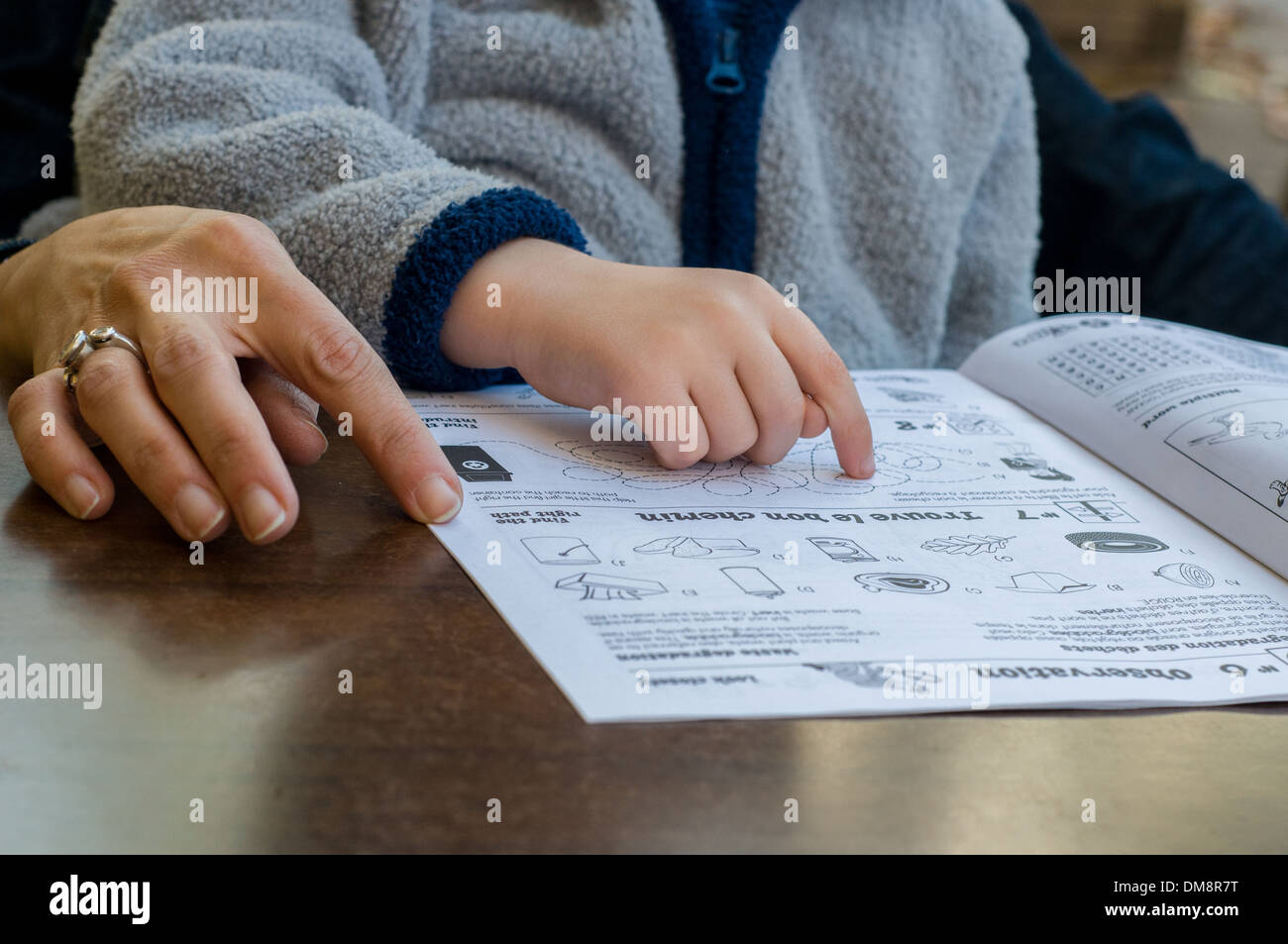 Avec l'enfant lecture adultes Banque D'Images