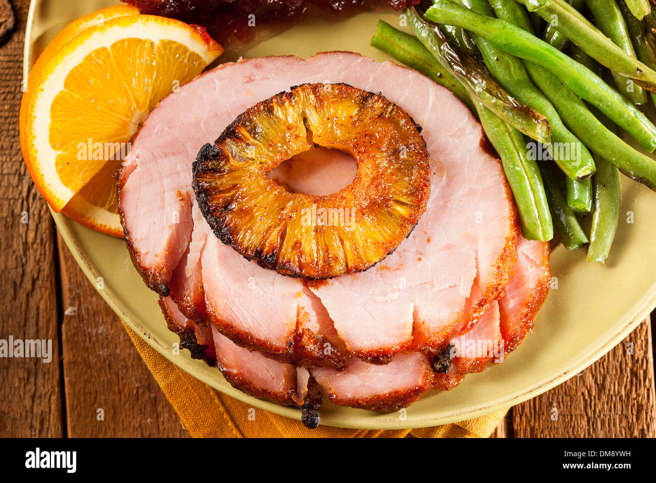 Tranches de jambon glacé au miel traditionnel prêt pour les vacances Banque D'Images