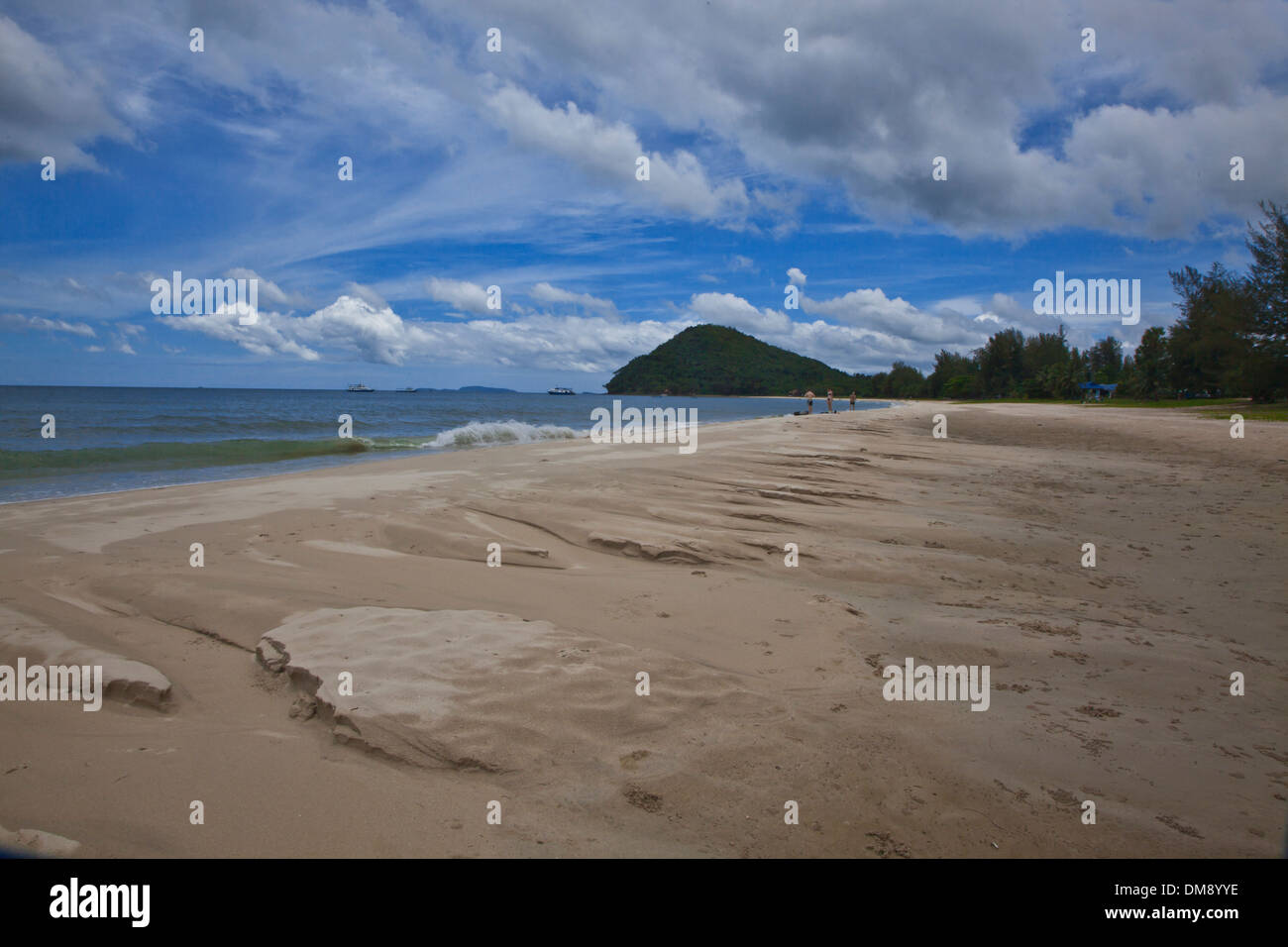 Une belle plage tropicale sur un la mer d'Andaman - CHUMPHON, THAÏLANDE Banque D'Images