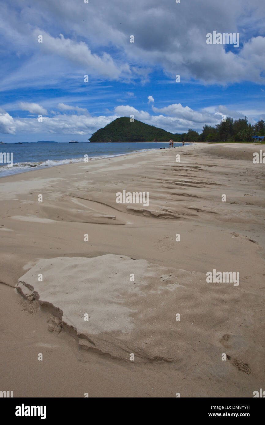 Une belle plage tropicale sur un la mer d'Andaman - CHUMPHON, THAÏLANDE Banque D'Images