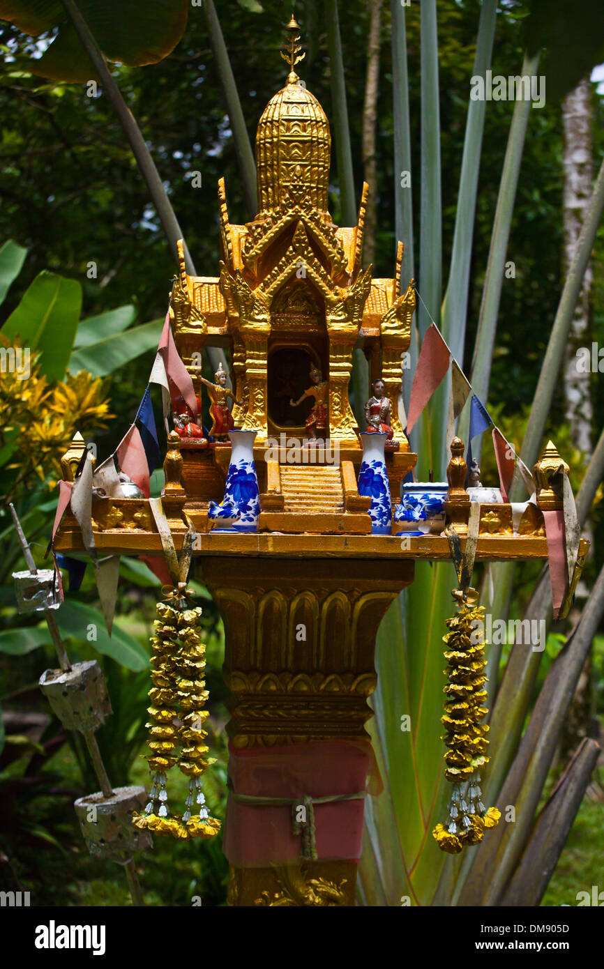 Un Thaï SPIRIT HOUSE est une partie importante de la tradition bouddhiste thaï - Thaïlande Banque D'Images