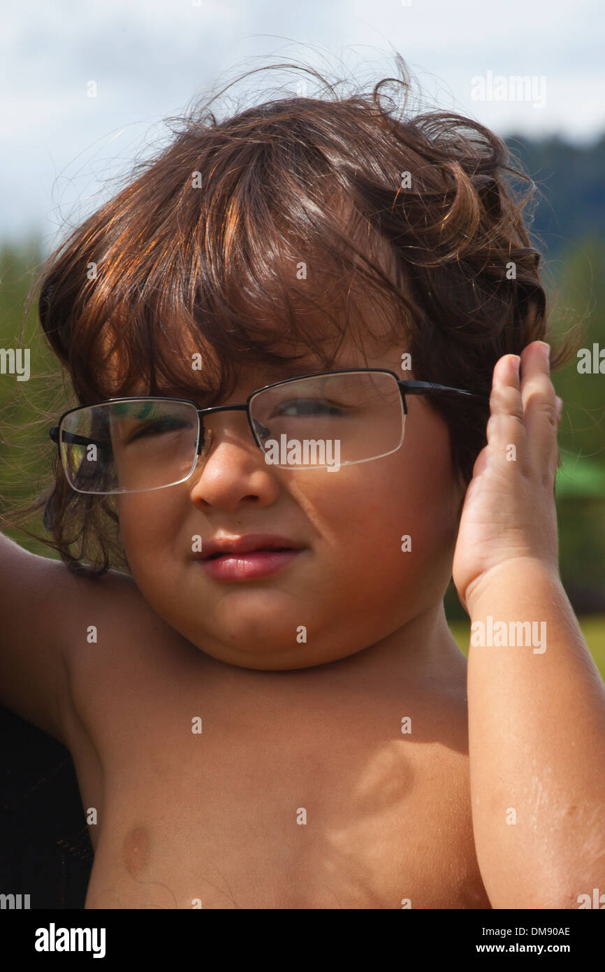 Une jeune Thaïlandaise la moitié moitié américaine enfant portant lunettes papas Banque D'Images