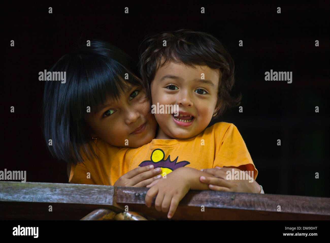 La moitié d'une moitié Thaï American boy avec son ami birman - Thaïlande Banque D'Images