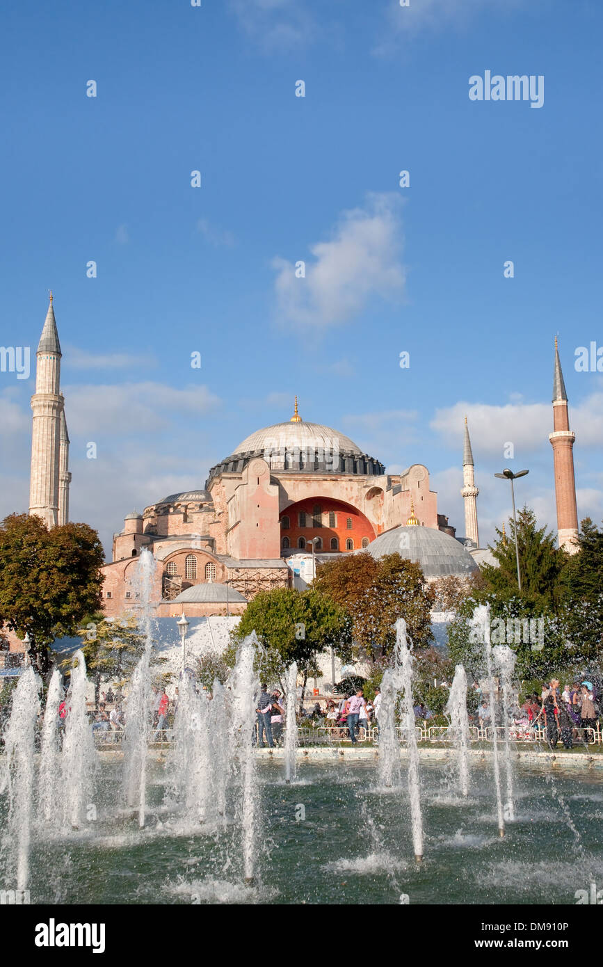 Sainte Sophie par fontaine sur la place Sultanahmet Banque D'Images