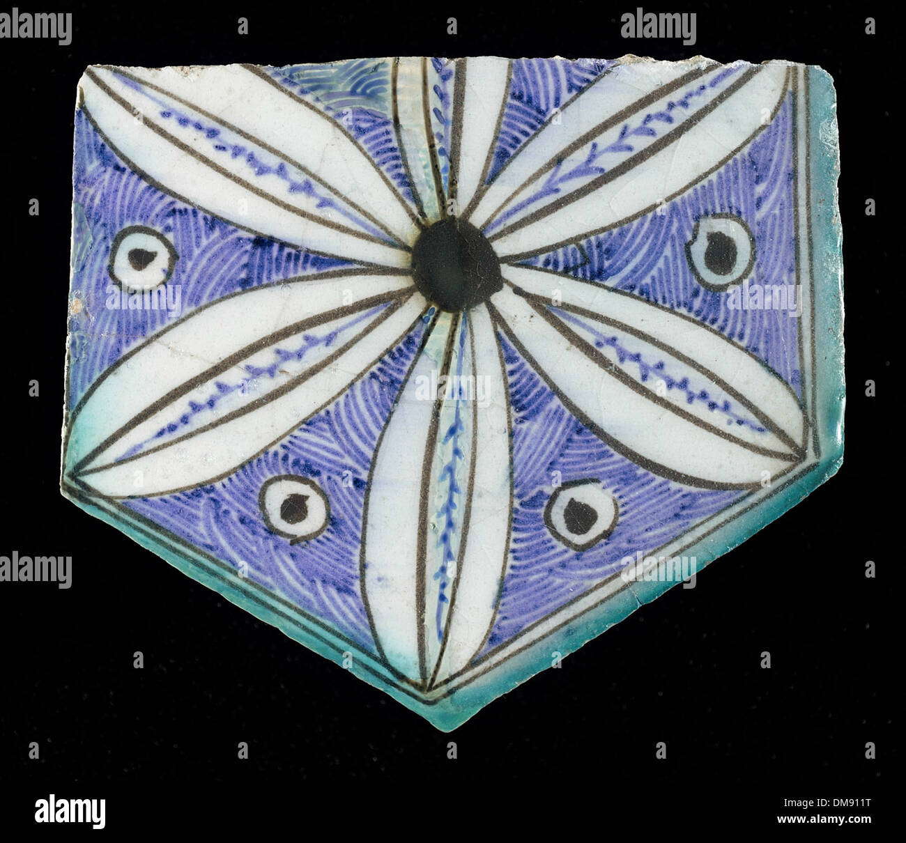 Tile 2002.1.766 est un exemple de l'art antique et islamique, mettant en valeur des dessins complexes du moyen-Orient. La pièce fait partie d'une collection plus vaste qui comprend une variété de formes d'art culturel et historique, allant des œuvres anciennes aux œuvres contemporaines. Cette tuile, avec d’autres pièces, reflète la diversité et la richesse de l’artisanat islamique et moyen-oriental, ainsi que les arts décoratifs de différentes régions du monde. Banque D'Images