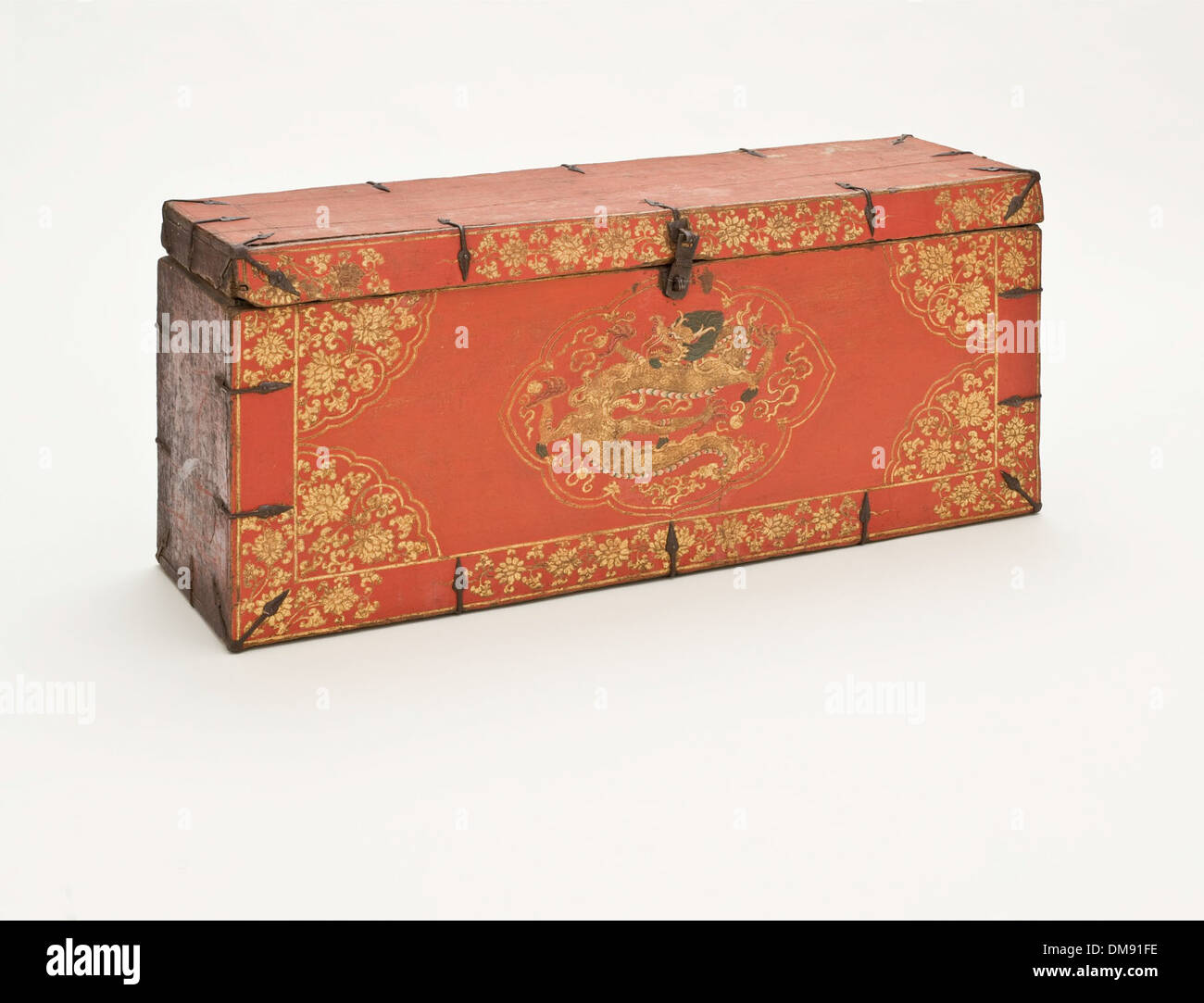 Cette malle de conception complexe comporte un dragon à cinq griffes, symbolisant le pouvoir impérial dans les cultures d'Asie de l'est. Le motif dragon est important dans l'art chinois et islamique, représentant la force, l'autorité et la protection. La pièce est un bel exemple de l'artisanat ancien dans les arts décoratifs Banque D'Images