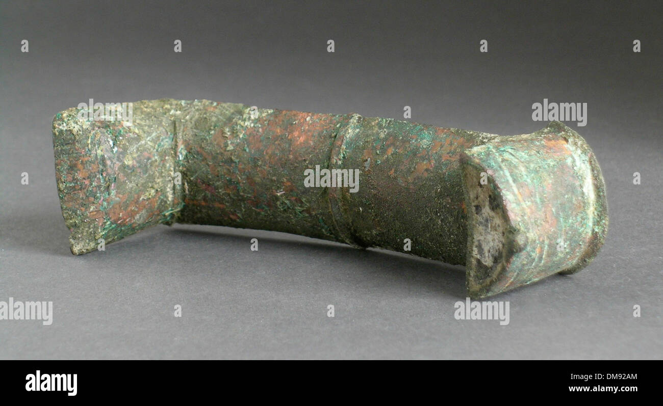 Ce vaisseau, en forme de pied de lion, est un exemple de l'art islamique, mêlant fonctionnalité et design décoratif. L'artefact met en évidence la riche tradition de combiner la forme et la fonction dans l'artisanat islamique antique. Banque D'Images