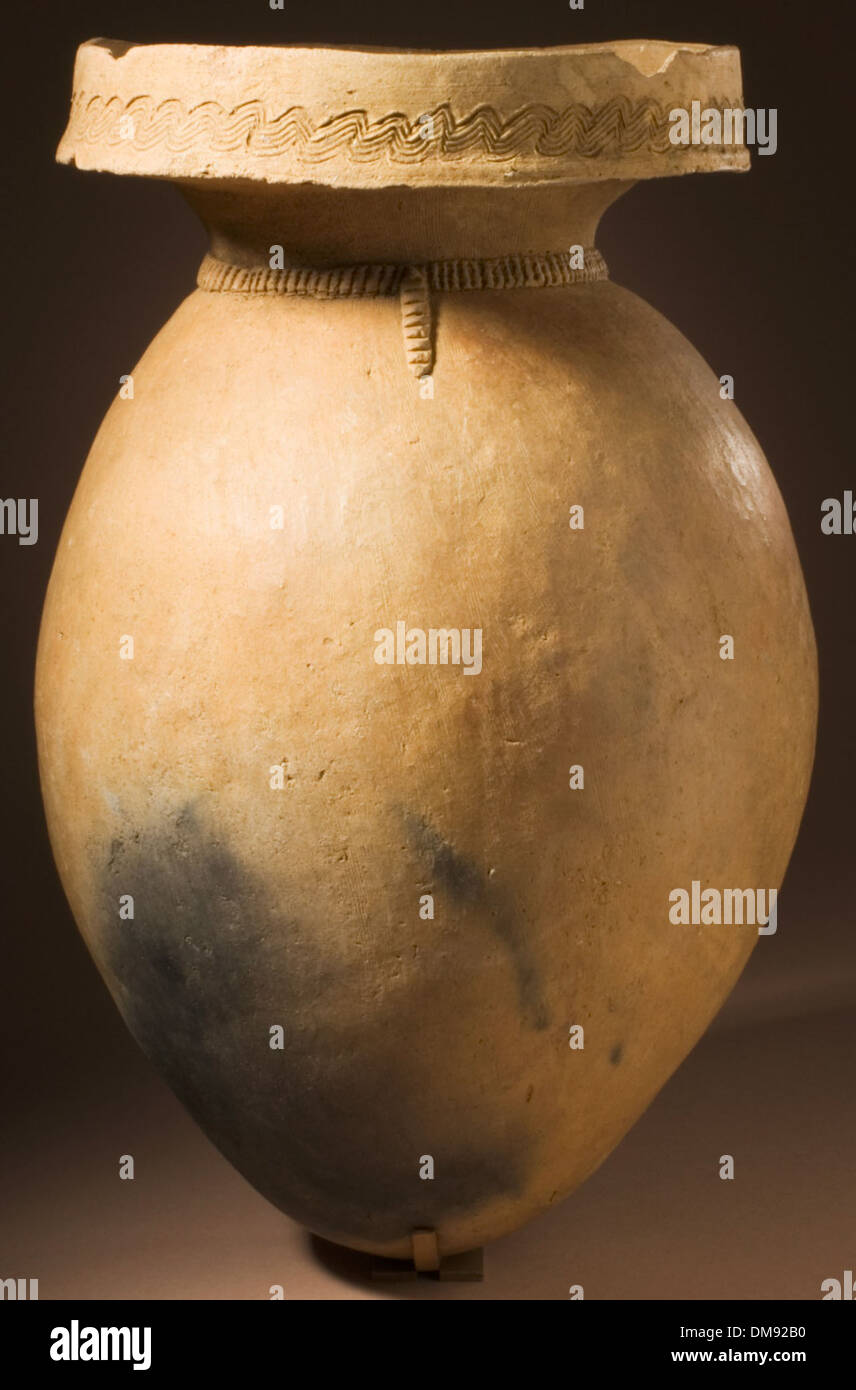 Cette image présente diverses œuvres d'art du département d'art japonais, avec un accent sur l'art antique et islamique, ainsi que des textiles et des arts décoratifs L’exposition offre une vision globale de l’art de différentes cultures, mettant l’accent sur les œuvres d’art traditionnelles et contemporaines. Banque D'Images