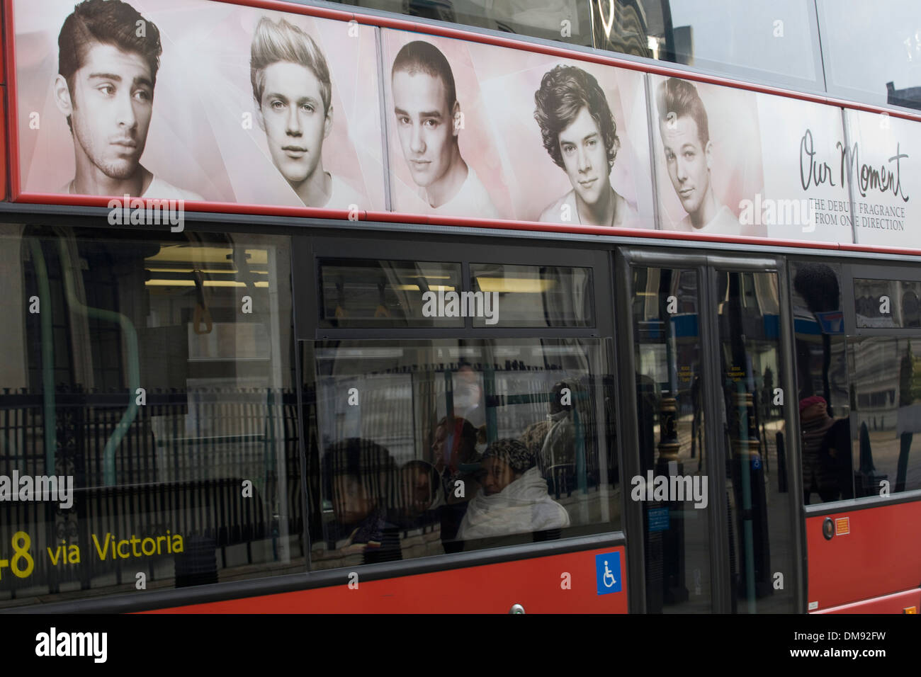 L'un en direction de 'notre' Parfum Moment Publicité sur un bus rouge de Londres Banque D'Images