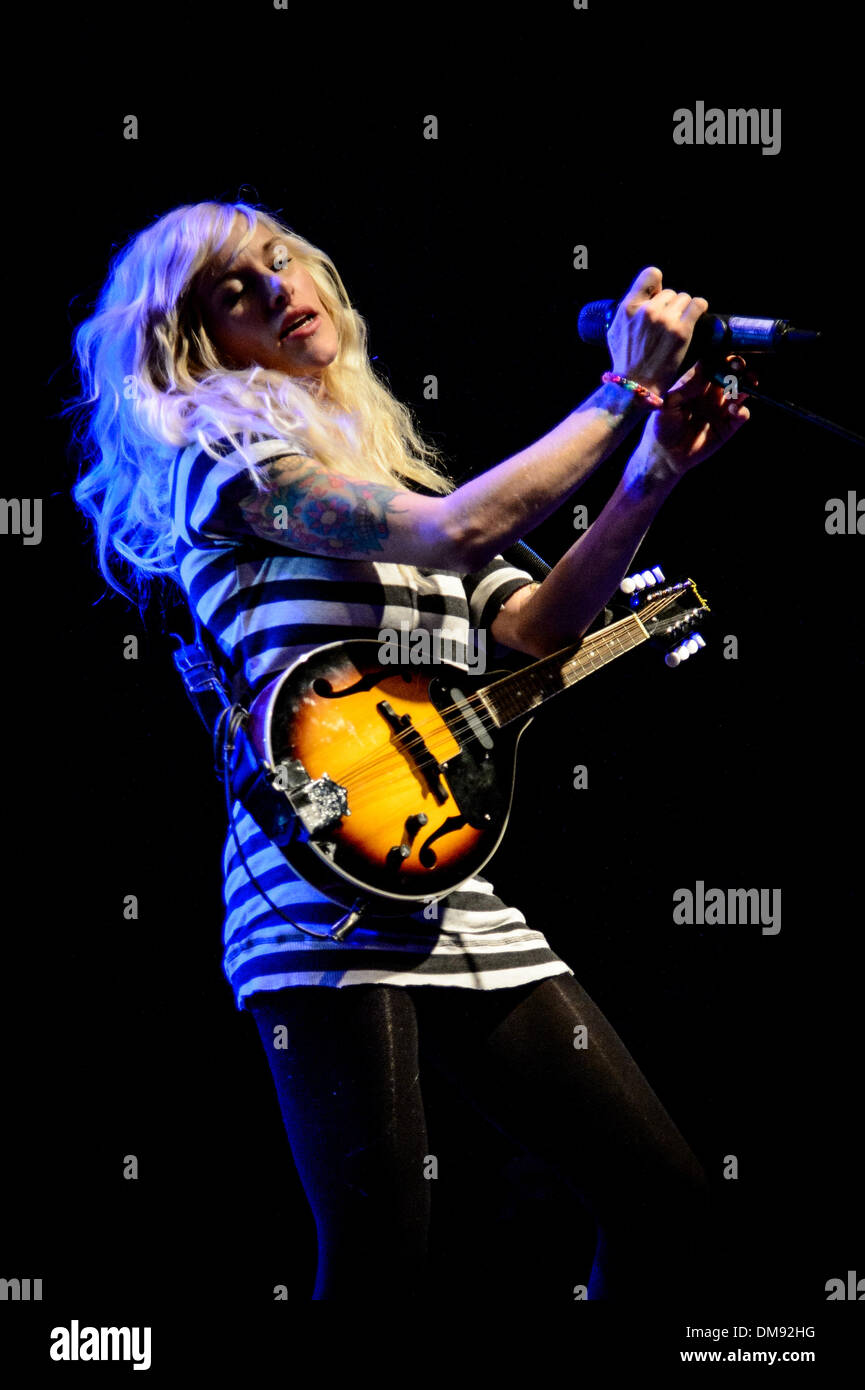 Toronto, Ontario, Canada. Dec 12, 2013. Membre du groupe rock canadien ''Walk Off The Earth'' (WOTE) SARAH BLACKWOOD, effectue au Sound Academy de Toronto. Crédit : Igor/Vidyashev ZUMAPRESS.com/Alamy Live News Banque D'Images