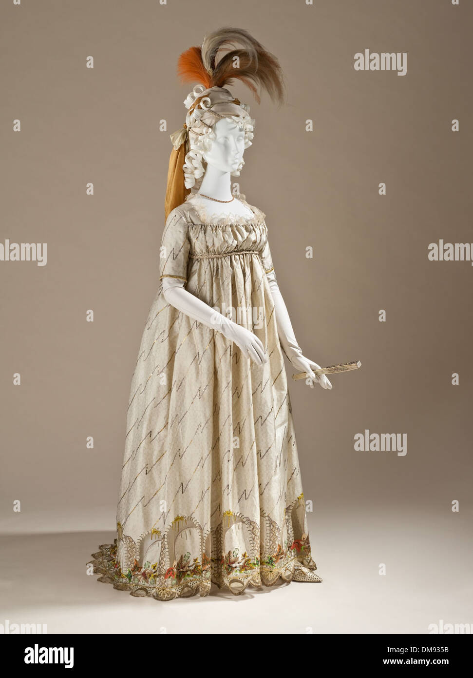 Cette pièce met en valeur une robe de femme des collections islamiques et du moyen-Orient, reflétant la conception de costumes anciens et l'art textile avec une valeur historique et culturelle significative. Banque D'Images